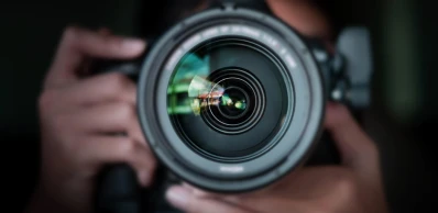 Stres przed obiektywem – jak się rozluźnić podczas pierwszej sesji w studio?