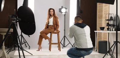 Studio fotograficzne vs. plener – co wybrać