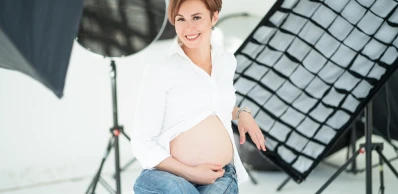 Sesja ciążowa w studio – sprawdzone pozy, oświetlenie i stylizacje.