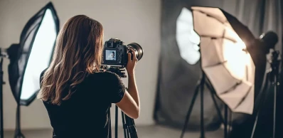 Plener czy studio? Jak dopasować miejsce do charakteru sesji zdjęciowej